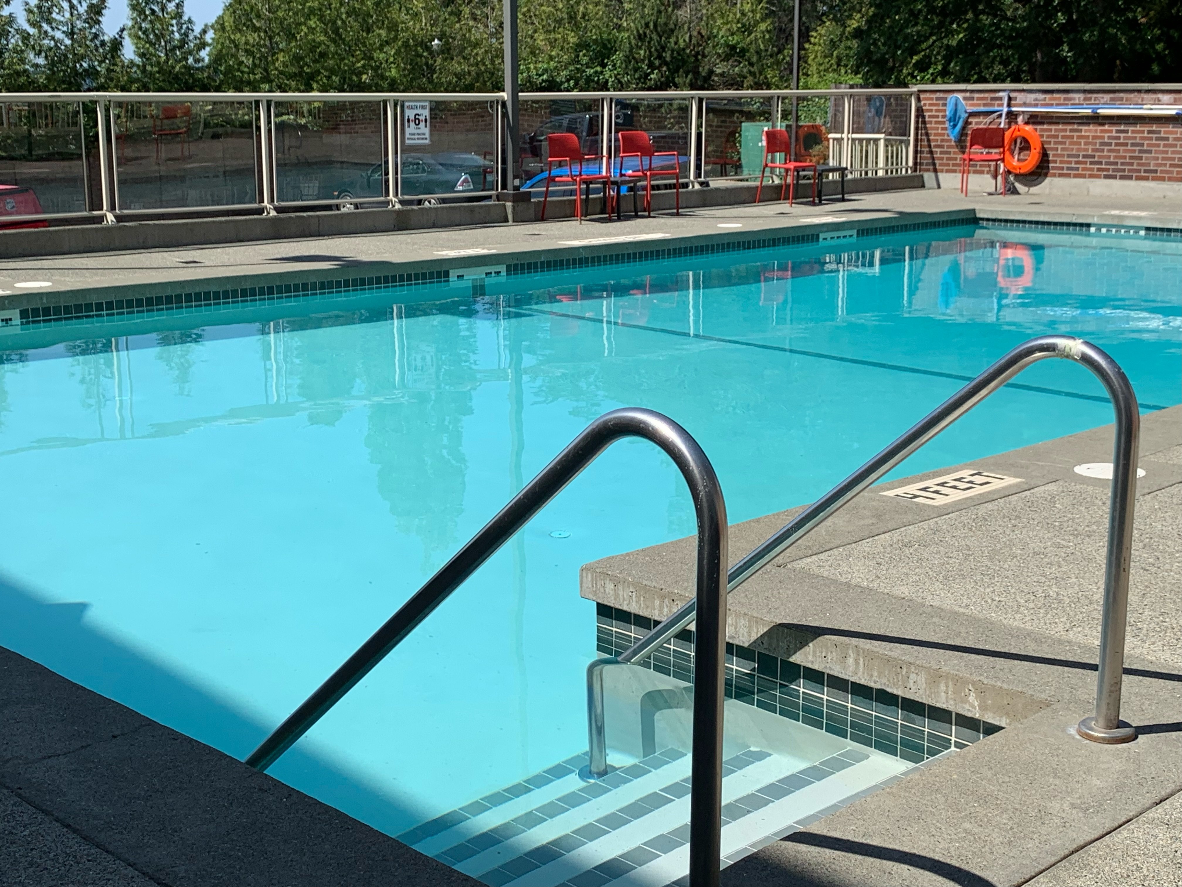 Elk Lake Inn Suites Victoria 42/81