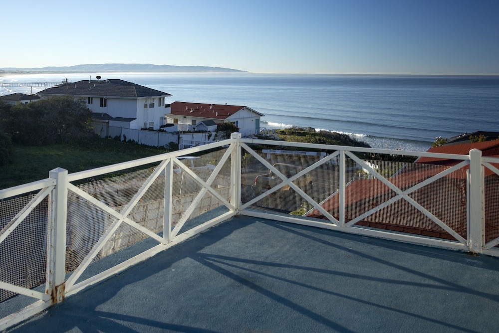 Tides Oceanview Inn & Cottages 28/50