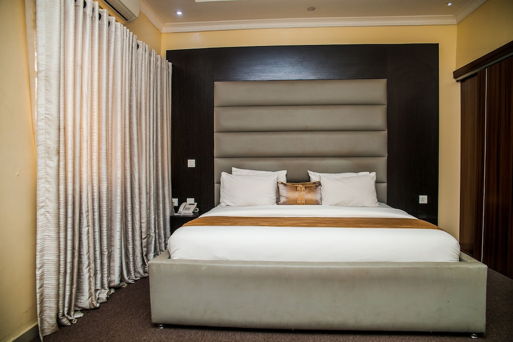 EXECUTIVE, SUITE