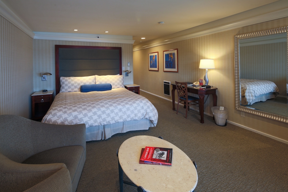 ROOM, KING BED, OCEAN FRONT, BALCONY