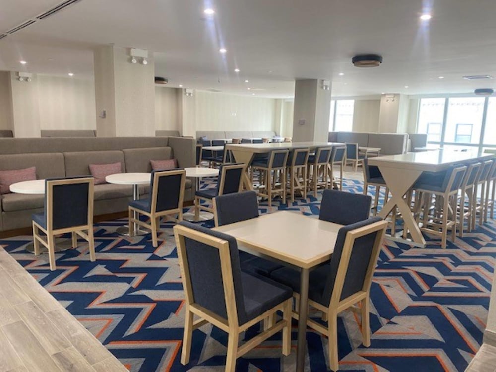 La Quinta Inn & Suites by Wyndham Jamaica NYC/JFK AirTrain 27/41