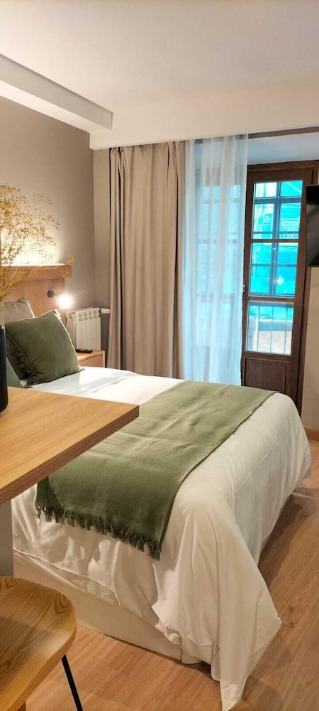 Zalle Oviedo Suites 7/15