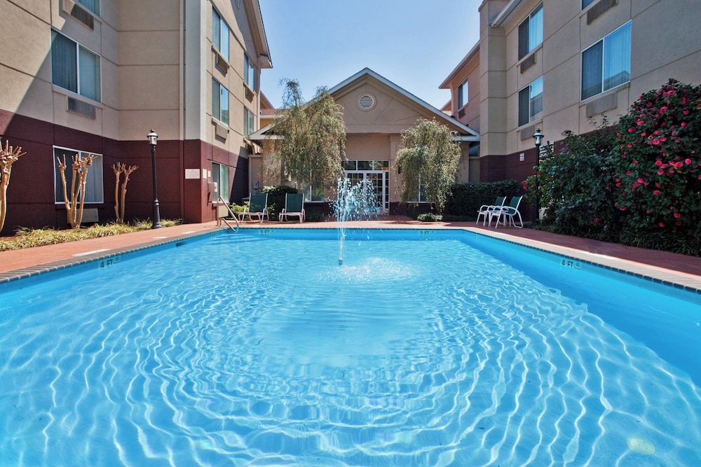 Holiday Inn Hotel Suites Peachtree City 67/70