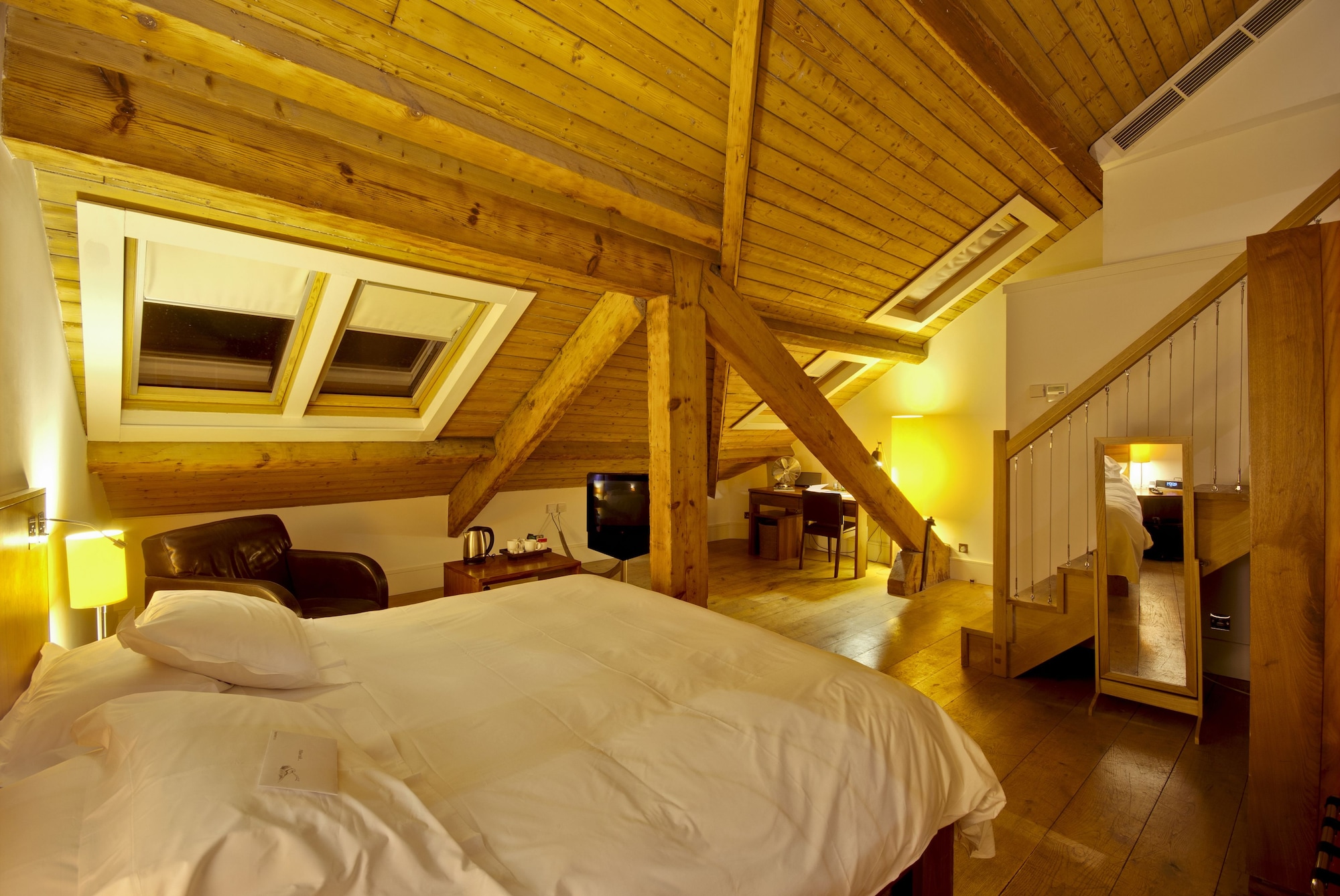 LOUNGE, SUITE