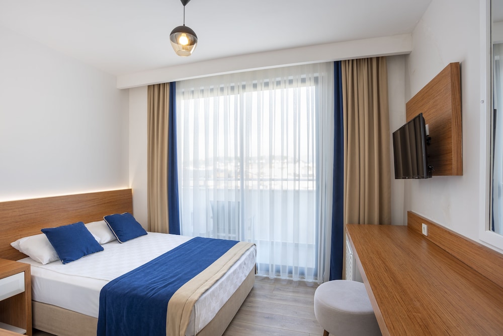 STANDARD, DOUBLE BED, CITY VIEW