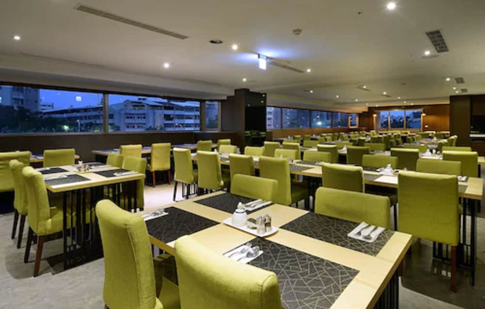 Aeris International Hotel 52/61
