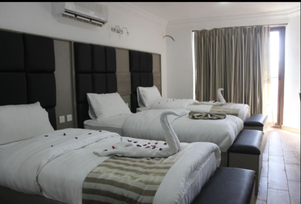 DELUXE, TRIPLE, SEA VIEW