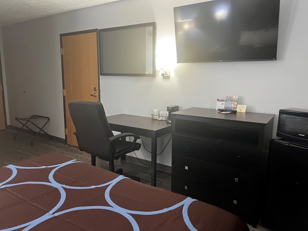 Super 8 by Wyndham Cleveland TX 22/29