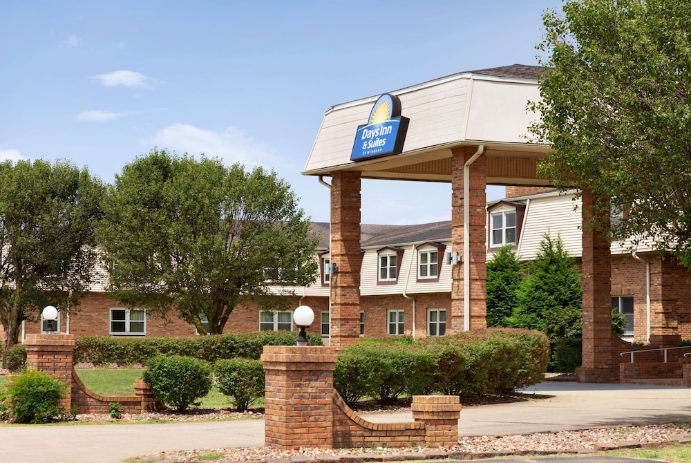 Days Inn & Suites by Wyndham Sikeston 8/51
