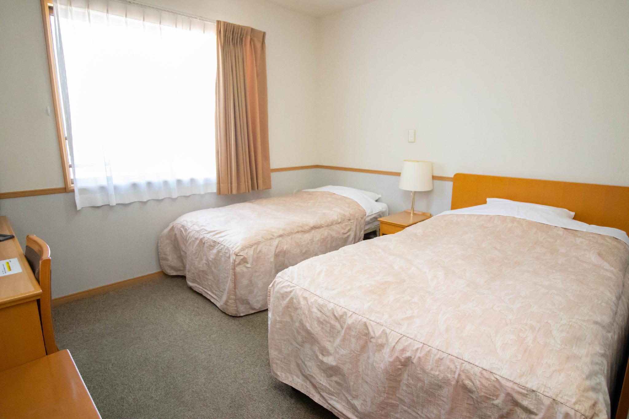 Petite, Twin Beds, Smoking