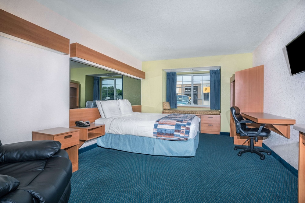 Microtel Inn & Suites Tomah 7/33
