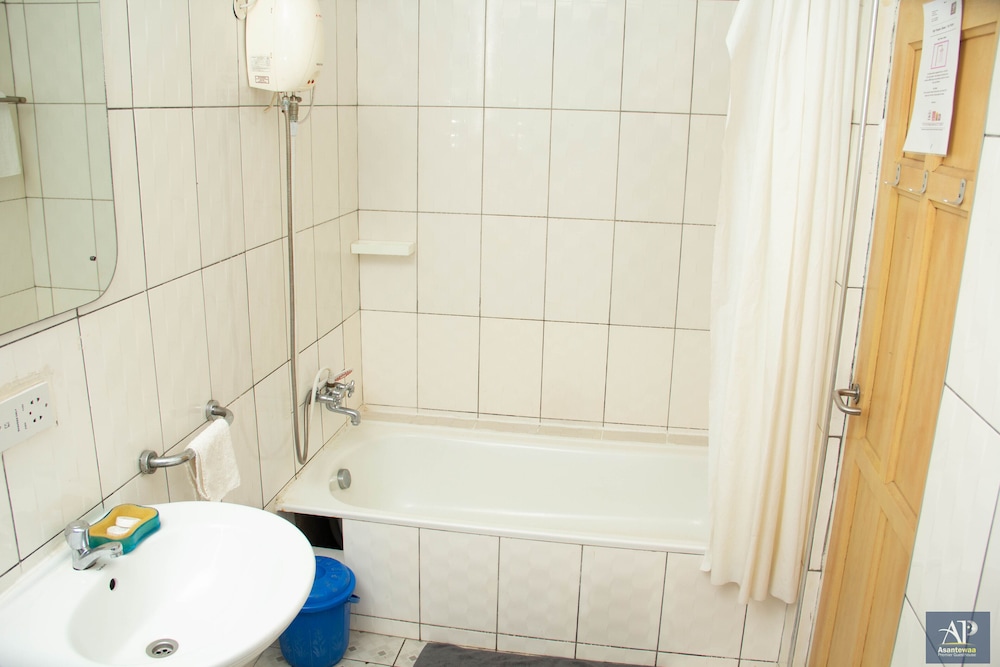 Asantewaa Premier Guesthouse 47/49