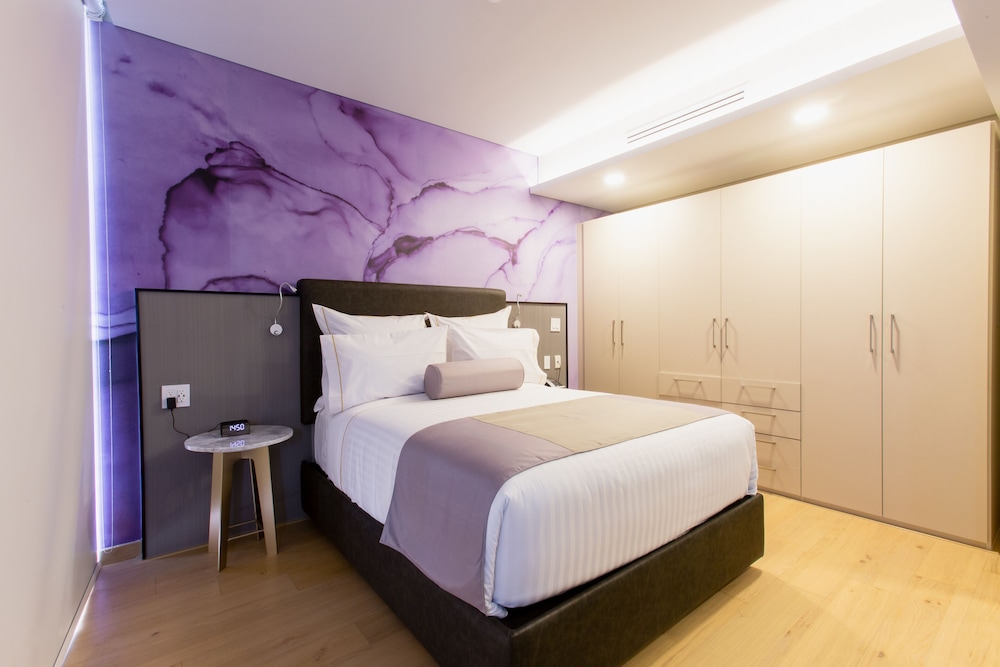 JUNIOR, QUEEN BED, CITY VIEW, KITCHENETTE