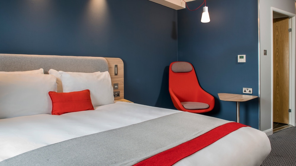 HOLIDAY INN EXPRESS KASSAM STADIUM 28/72