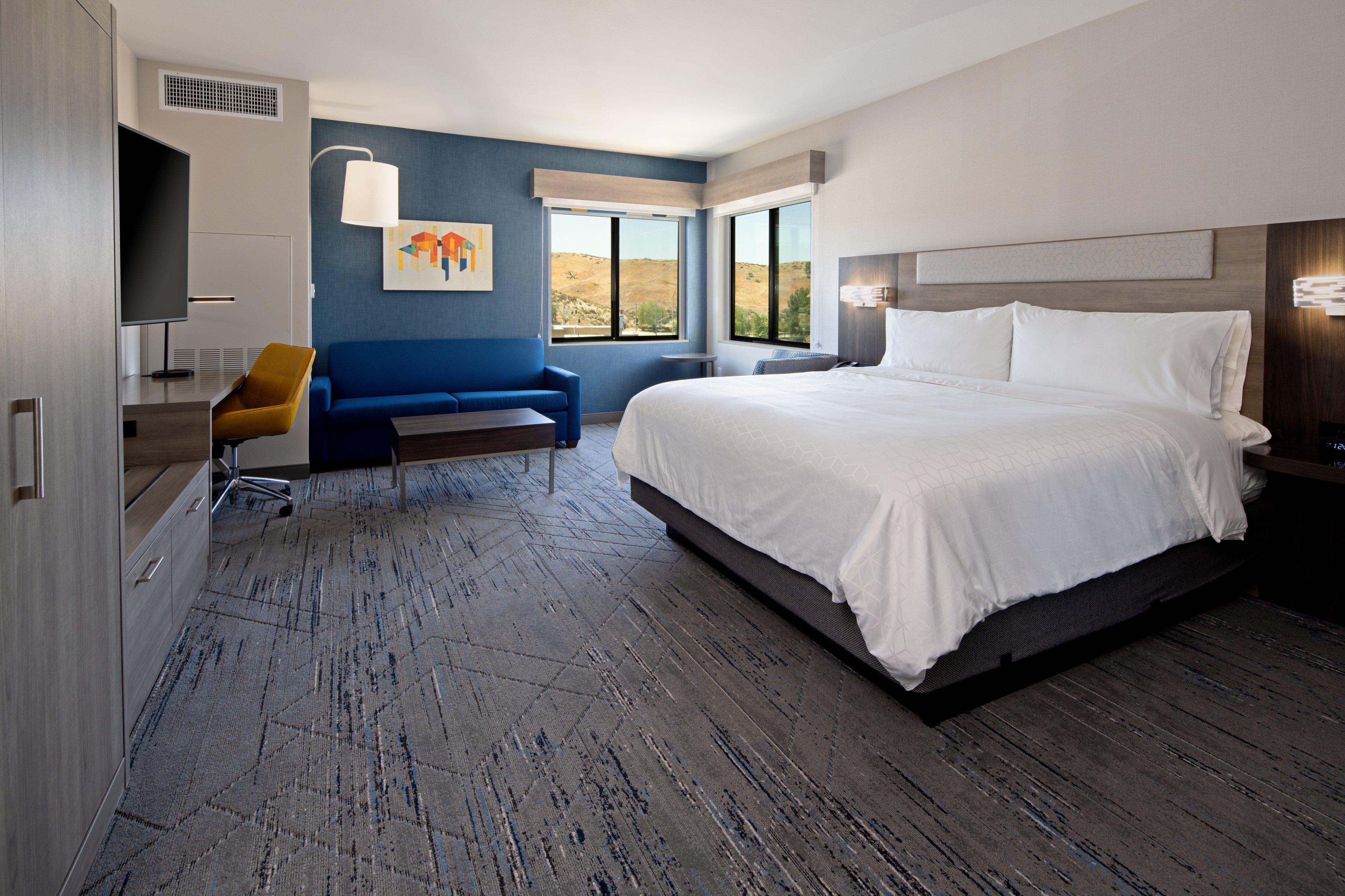 Holiday Inn Express and Suites Valencia 11/50