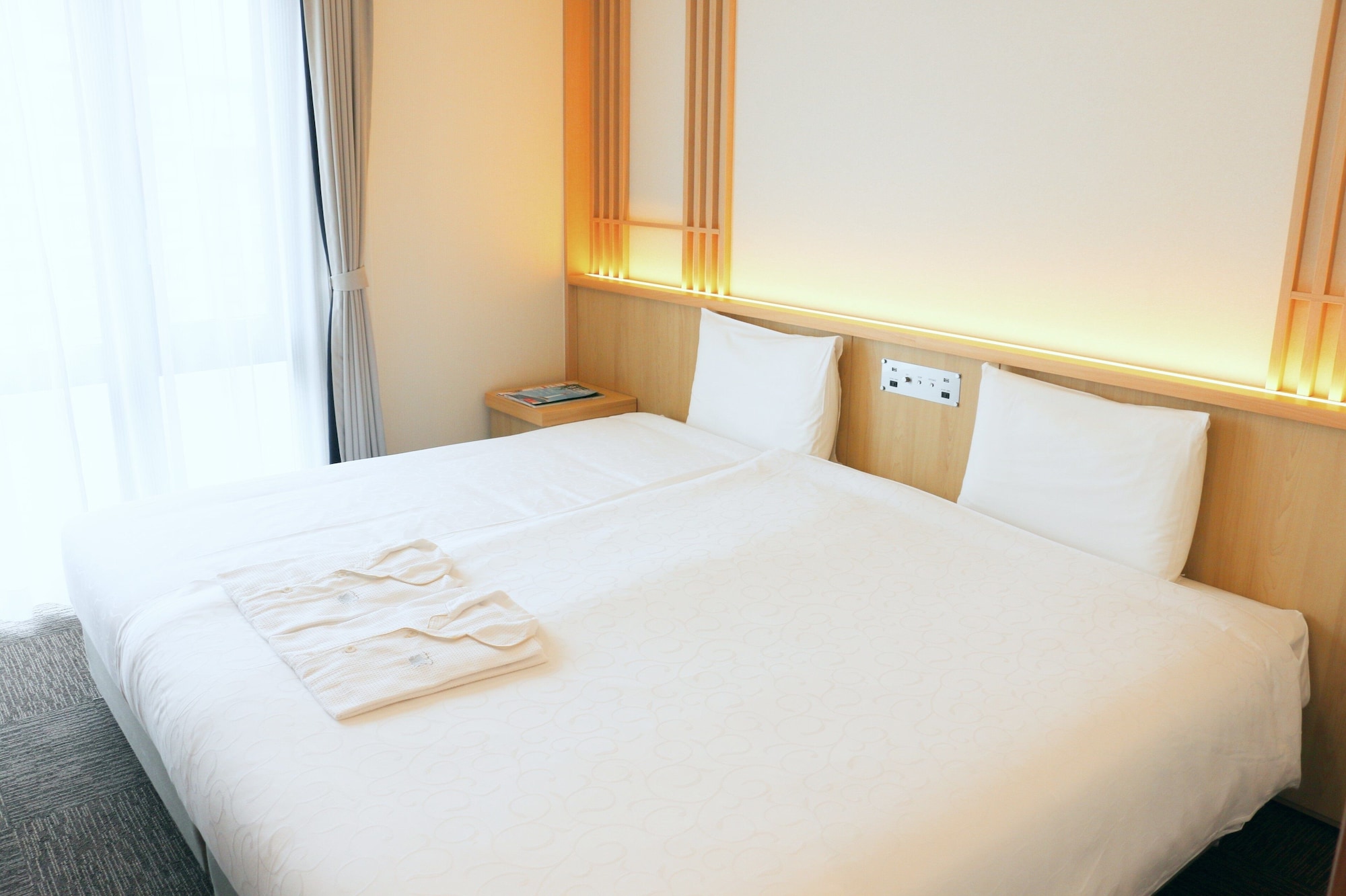 HOLLYWOOD, TWIN BEDS