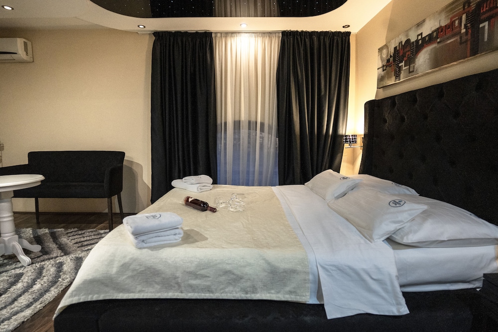 Madison Rooms 22/50