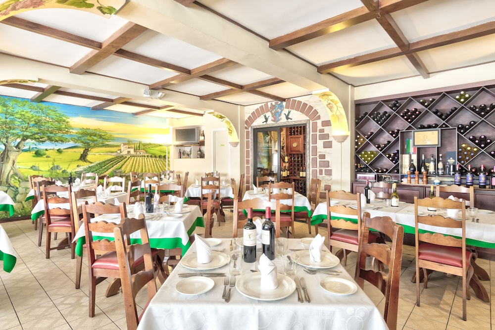 Hotel Suites Cristina 56/69