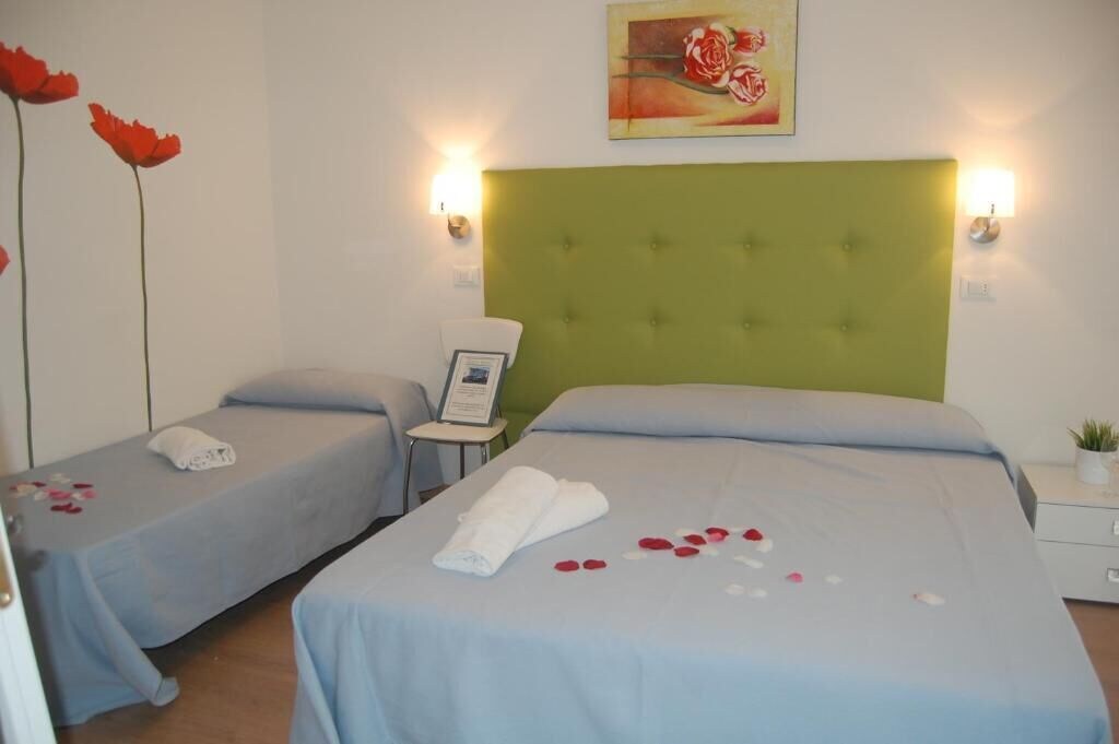 ROOM, DOUBLE OR TWIN BED, WITH EXTRA BED