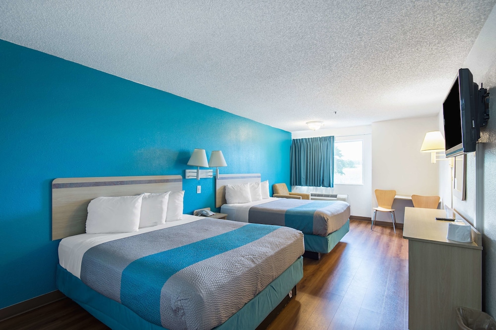 Motel6 Lawrence, KS 24/38
