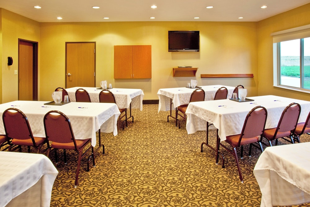 Holiday Inn Express Hotel Suites Sheldon 30/33