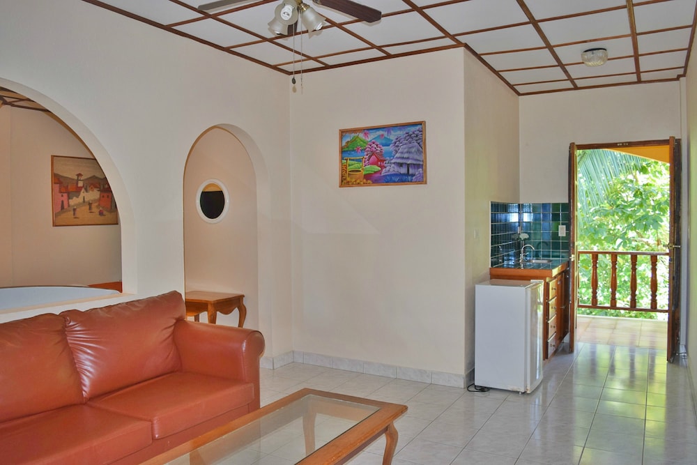 Tres Banderas Hotel 58/71