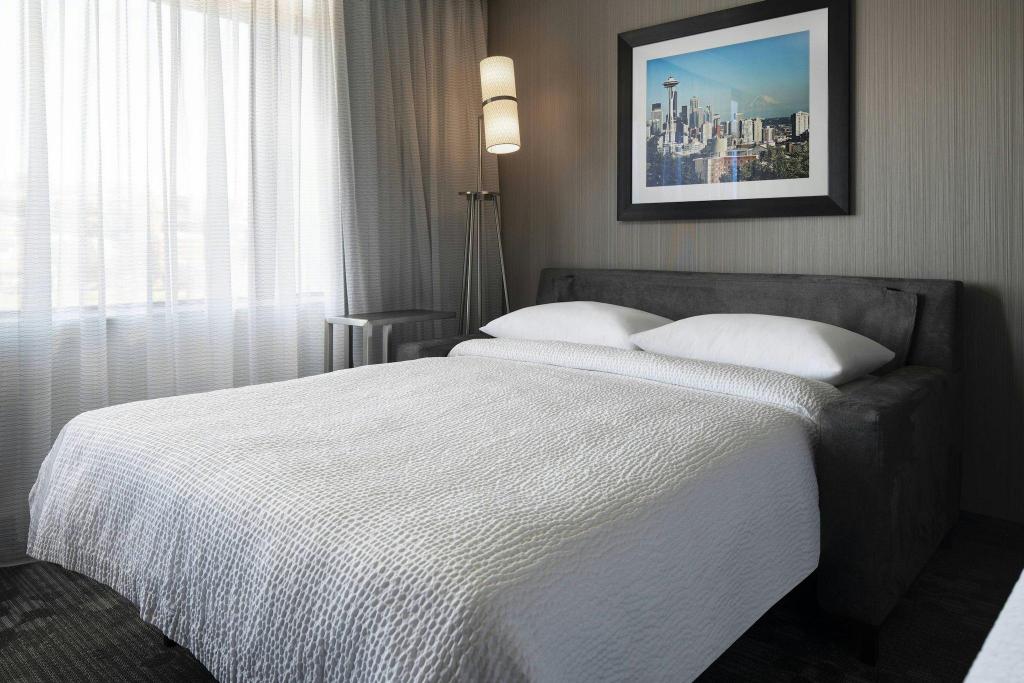Guest Room, King Bed, Lake View, Water View, Sofa, High Floor