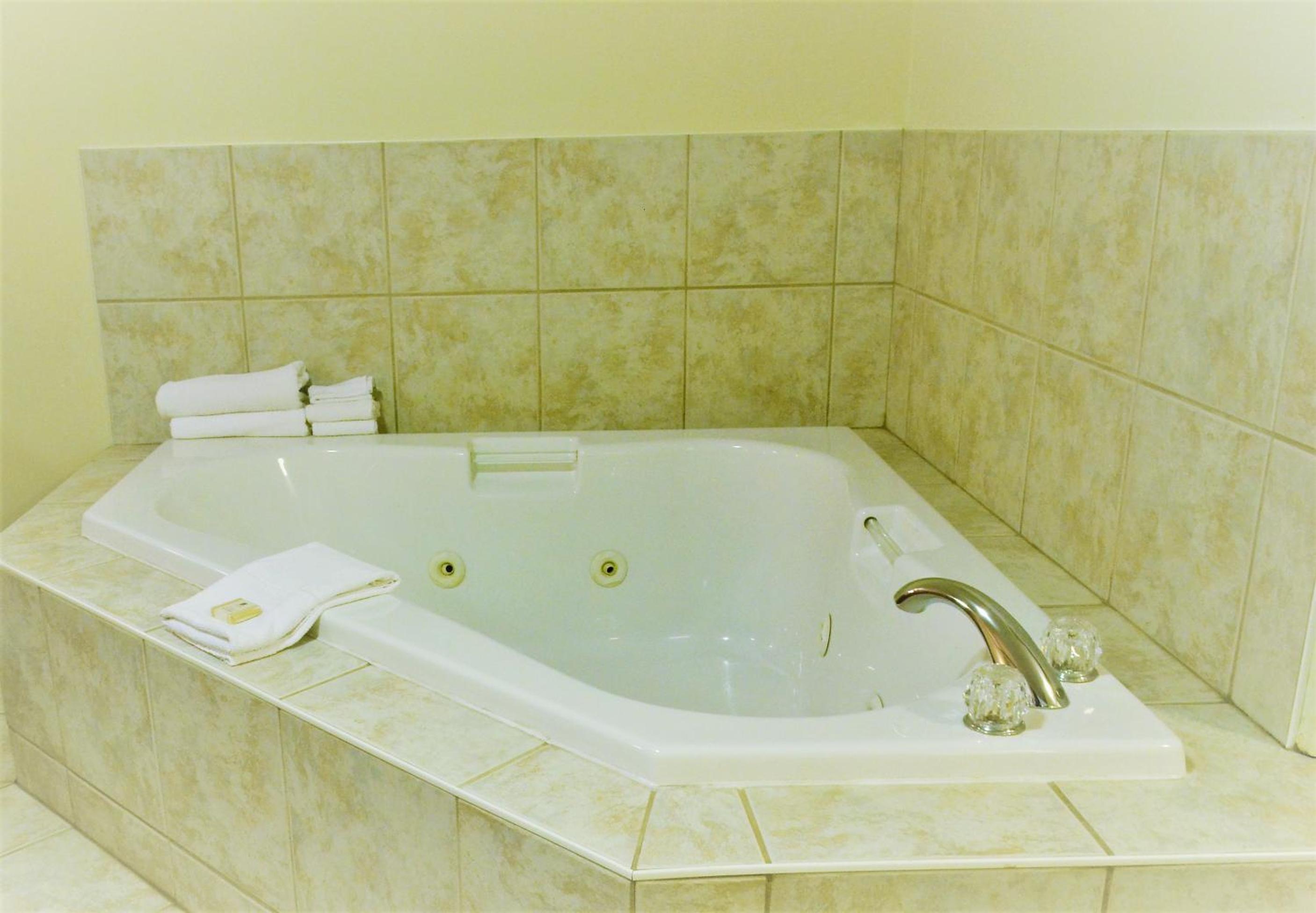 Aurora Park Inn & Suites 18/19