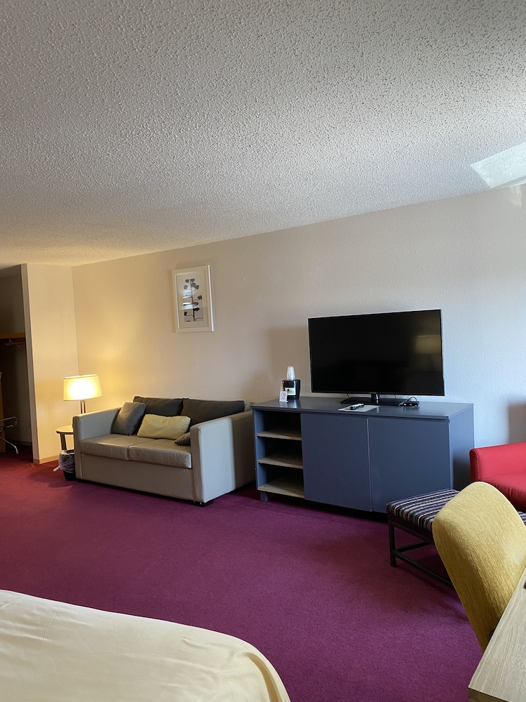Pictured Rocks Inn & Suites 33/70