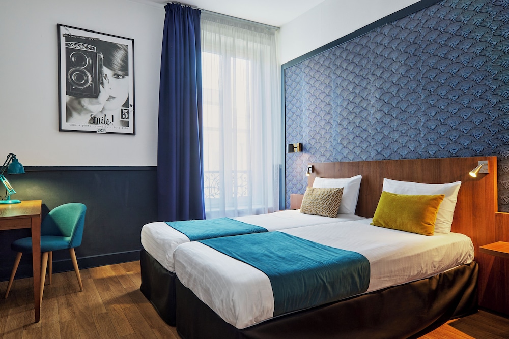 ROOM, TWIN BEDS