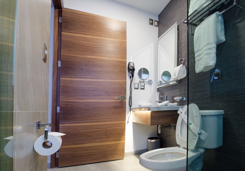 J. Towers Hotel Suites 14/68