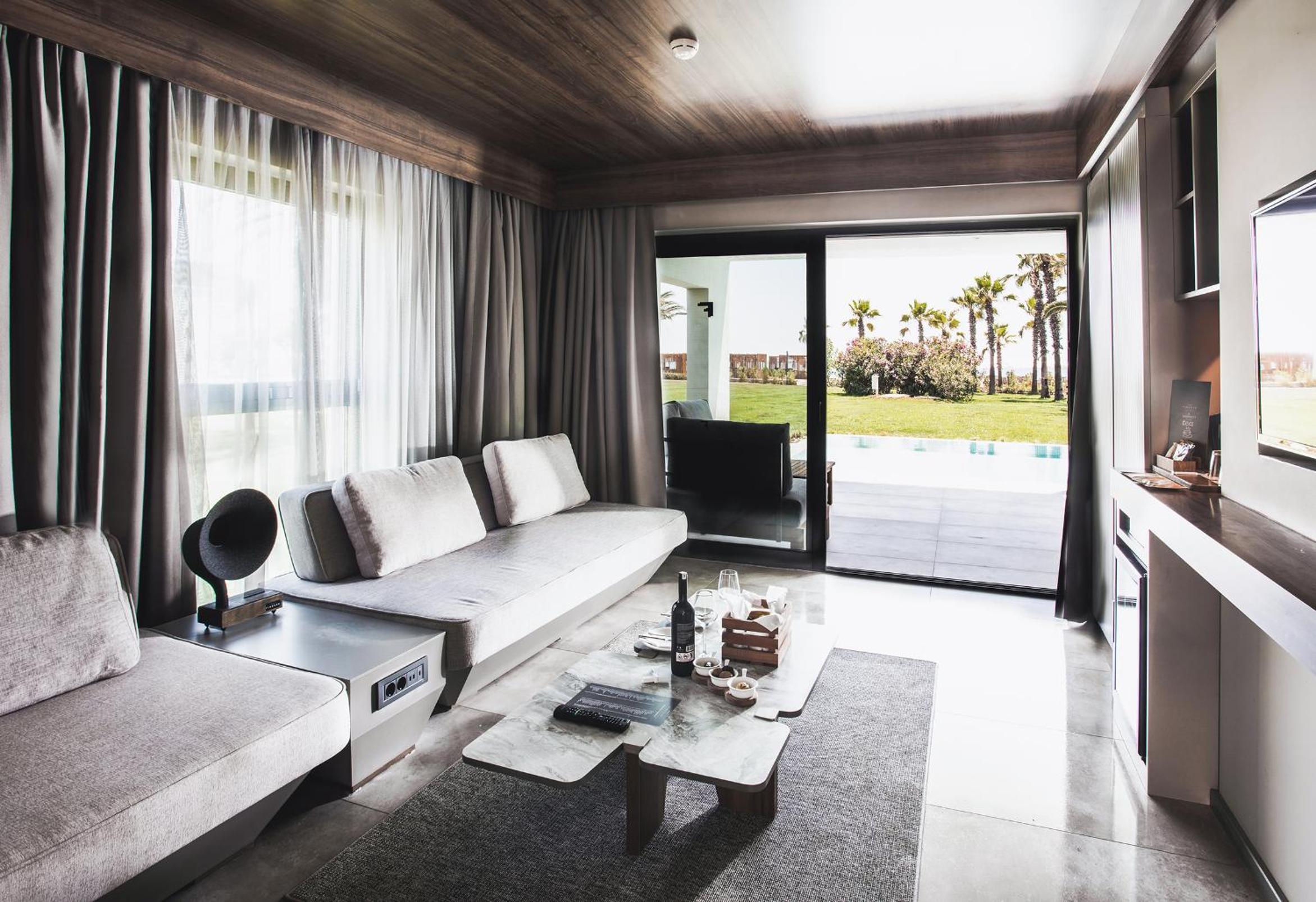Swim Up, Family Suite, Land View
