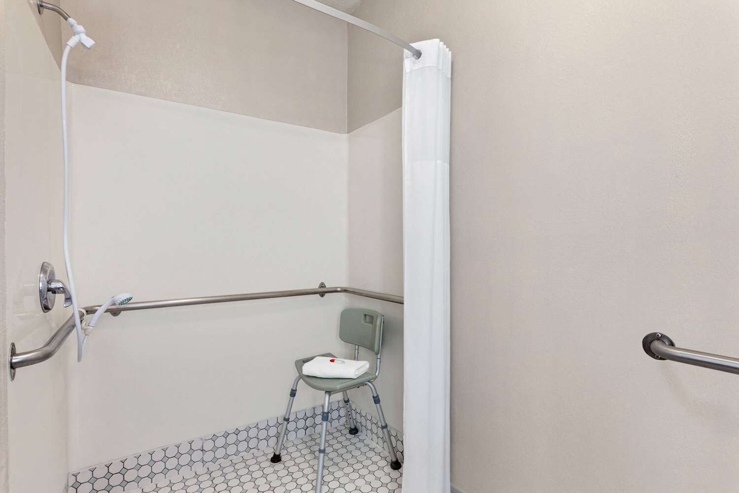Days Inn by Wyndham Kansas City International Airport 28/29