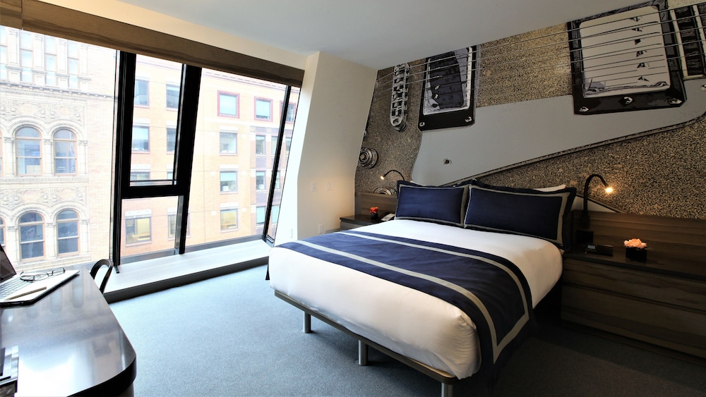 SUPERIOR, SUITE, KING BED