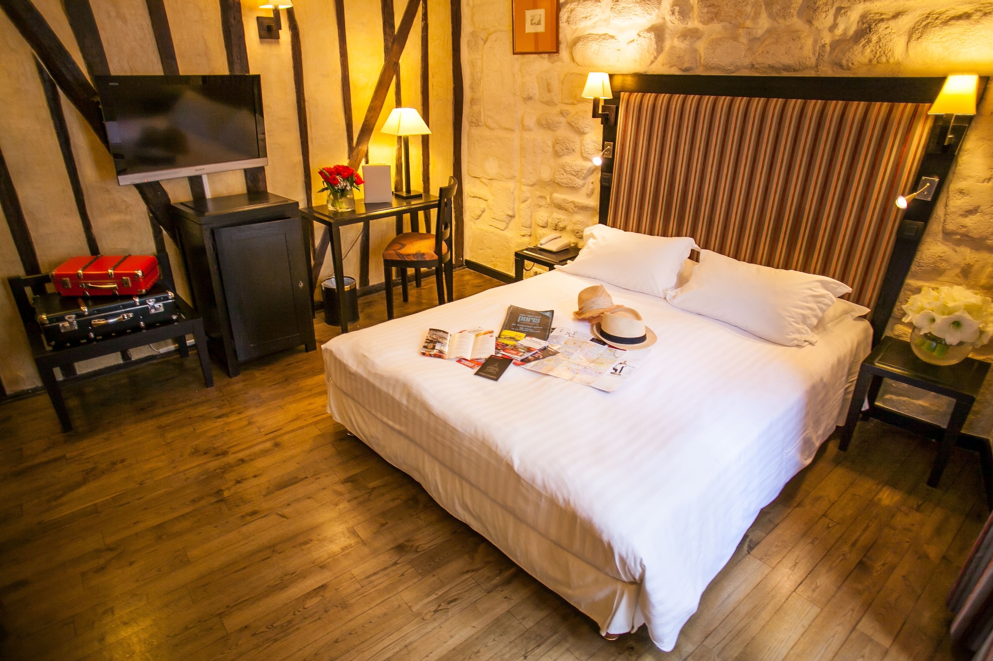 DELUXE, DOUBLE BED