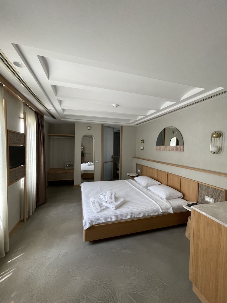 SUPERIOR, DOUBLE OR TWIN BED