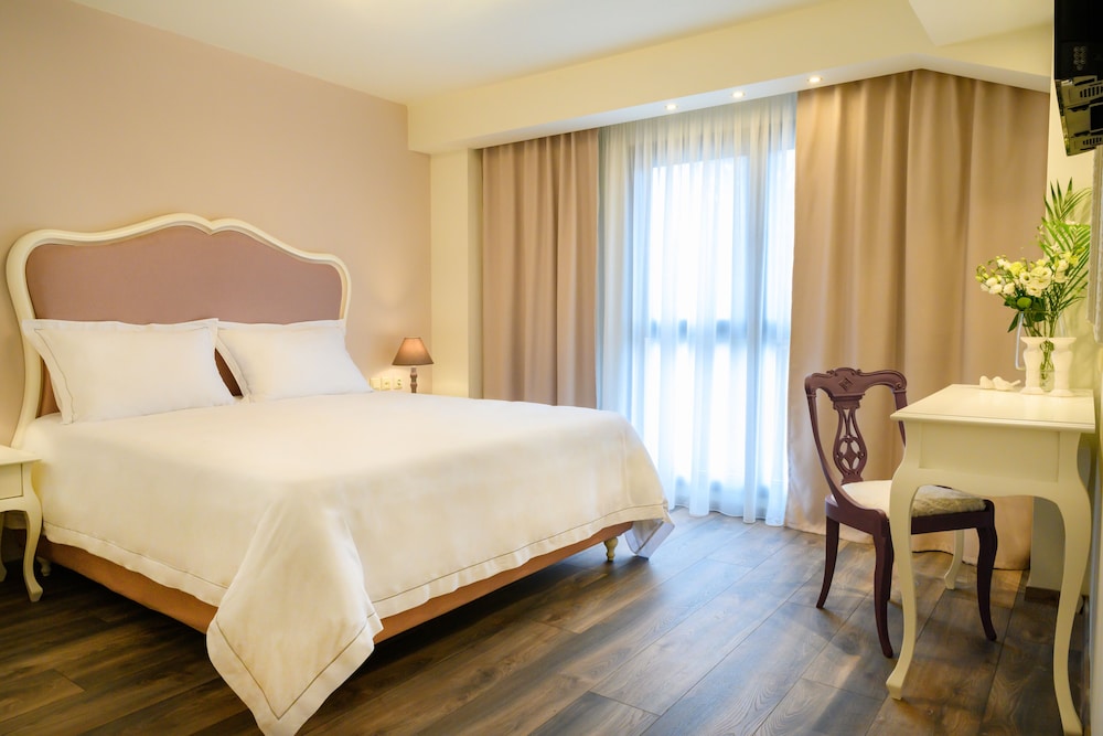Emerald suites 6/32
