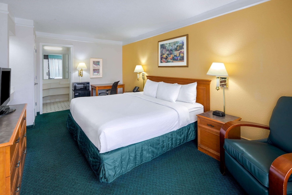 Super 8 by Wyndham Savannah 10/51