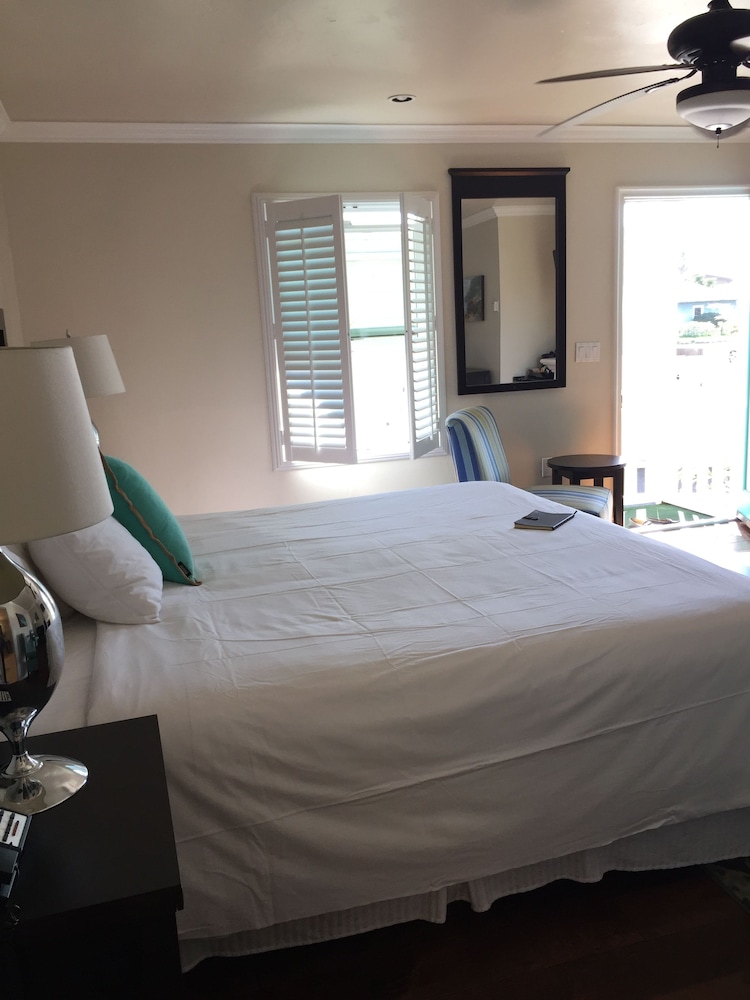 Beach Bungalow Inn and Suites 24/67