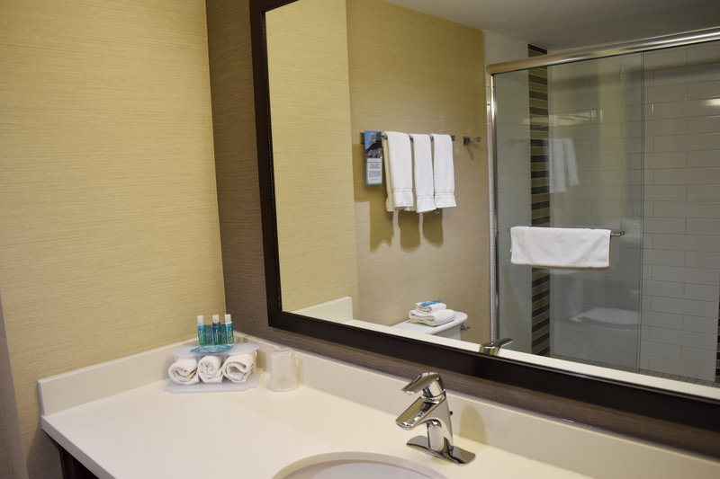 HOLIDAY INN EXPRESS GOLDEN KICKING HORSE 75/75