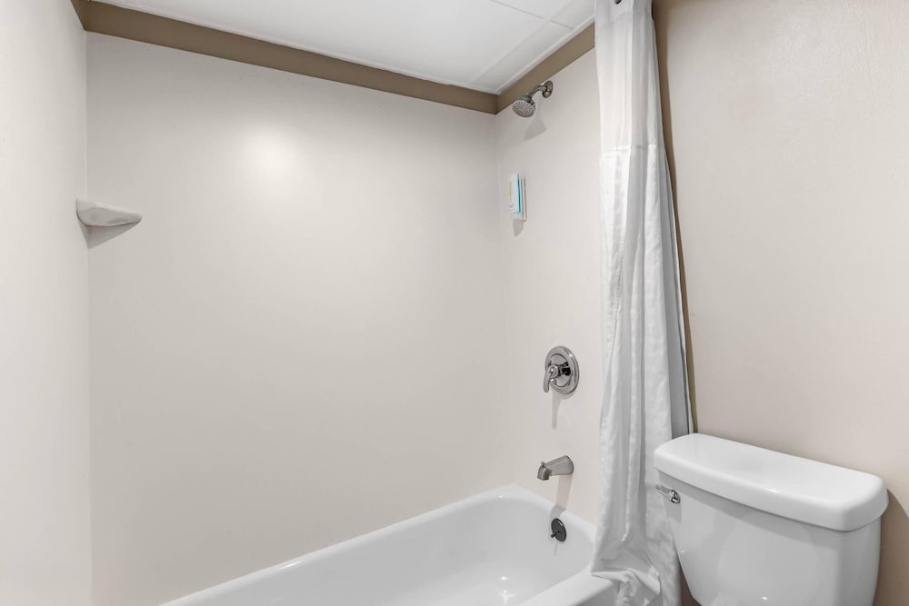 Room, King Bed, Smoking, Econo Lodge Creedmoor - Butner 5/6