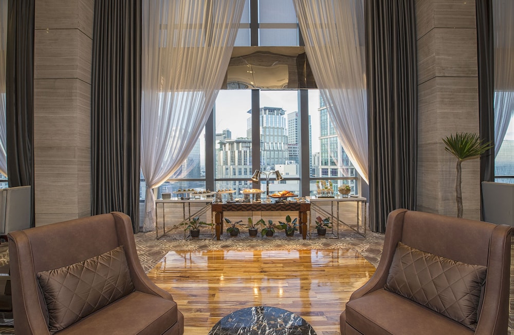 Makati Diamond Residences 32/42