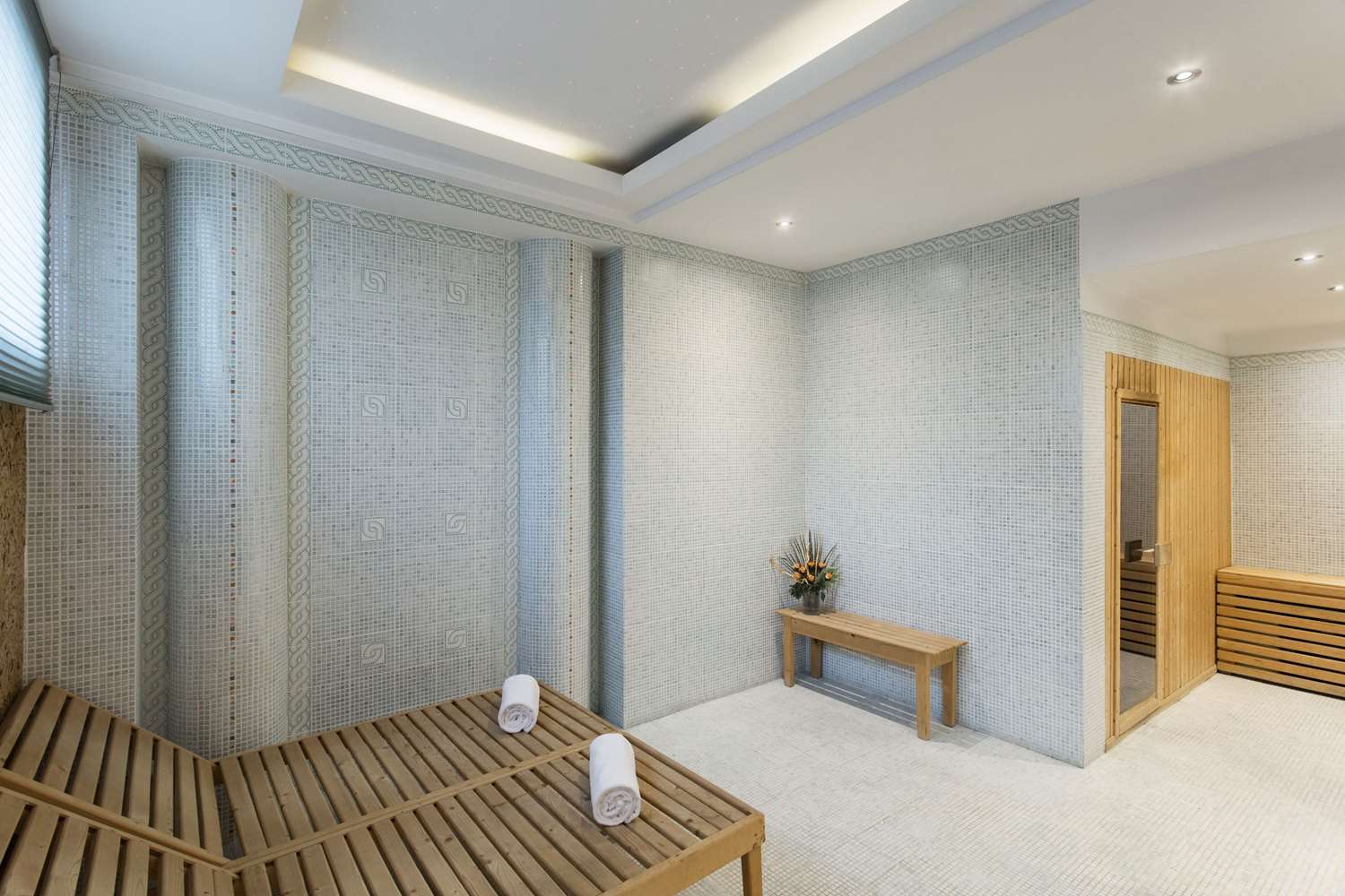 Ramada Hotel & Suites by Wyndham Bucharest North 6/15