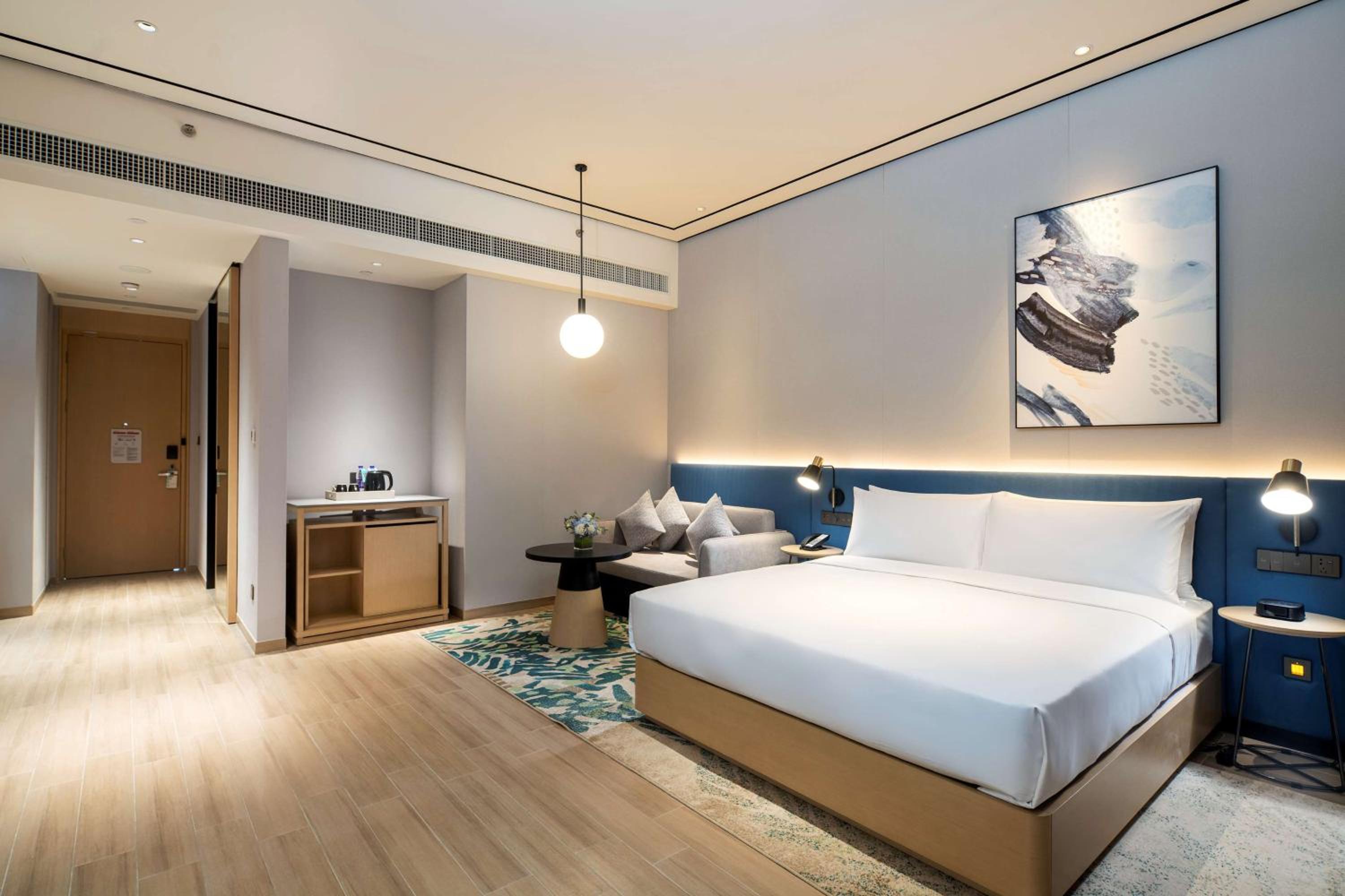 Deluxe, King Bed, Lake View, Sofa