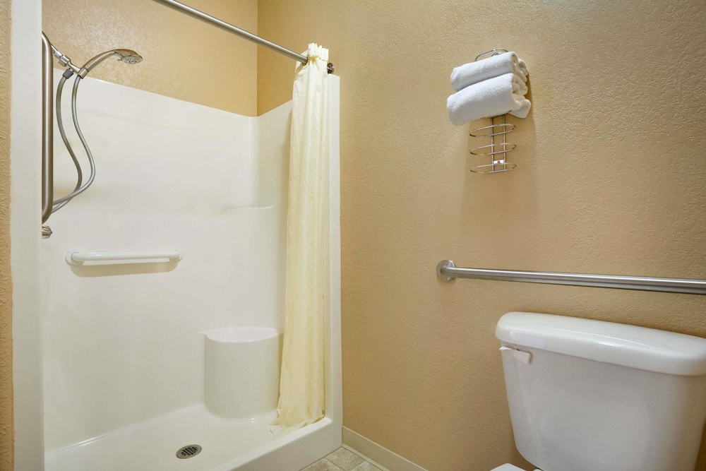 Travelodge by Wyndham Gillette 32/32