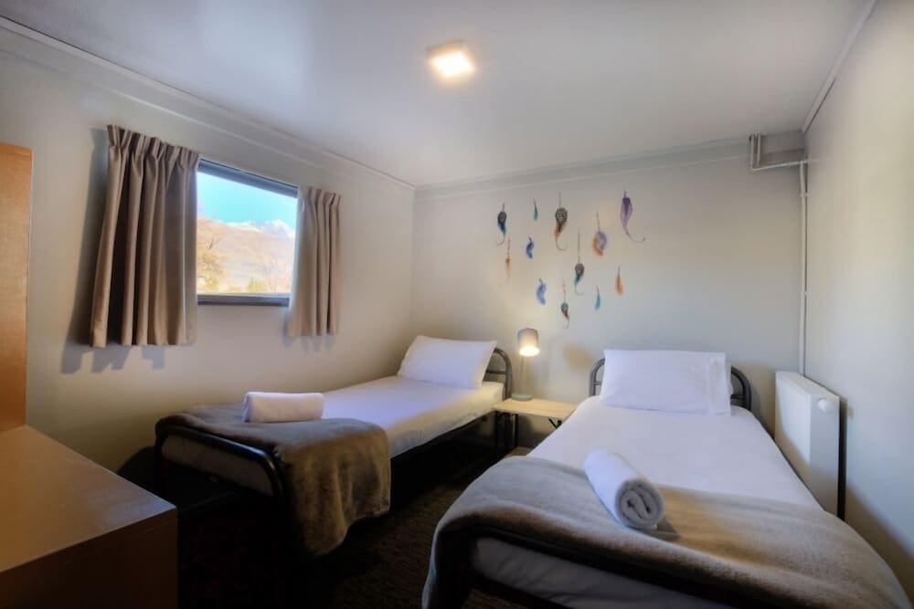 ROOM, TWIN BEDS