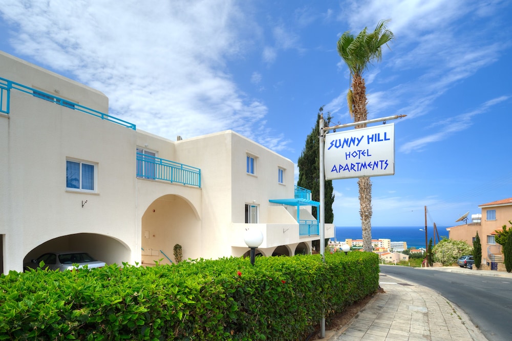 Sunny Hill Hotel Apartments in Hlorakas
