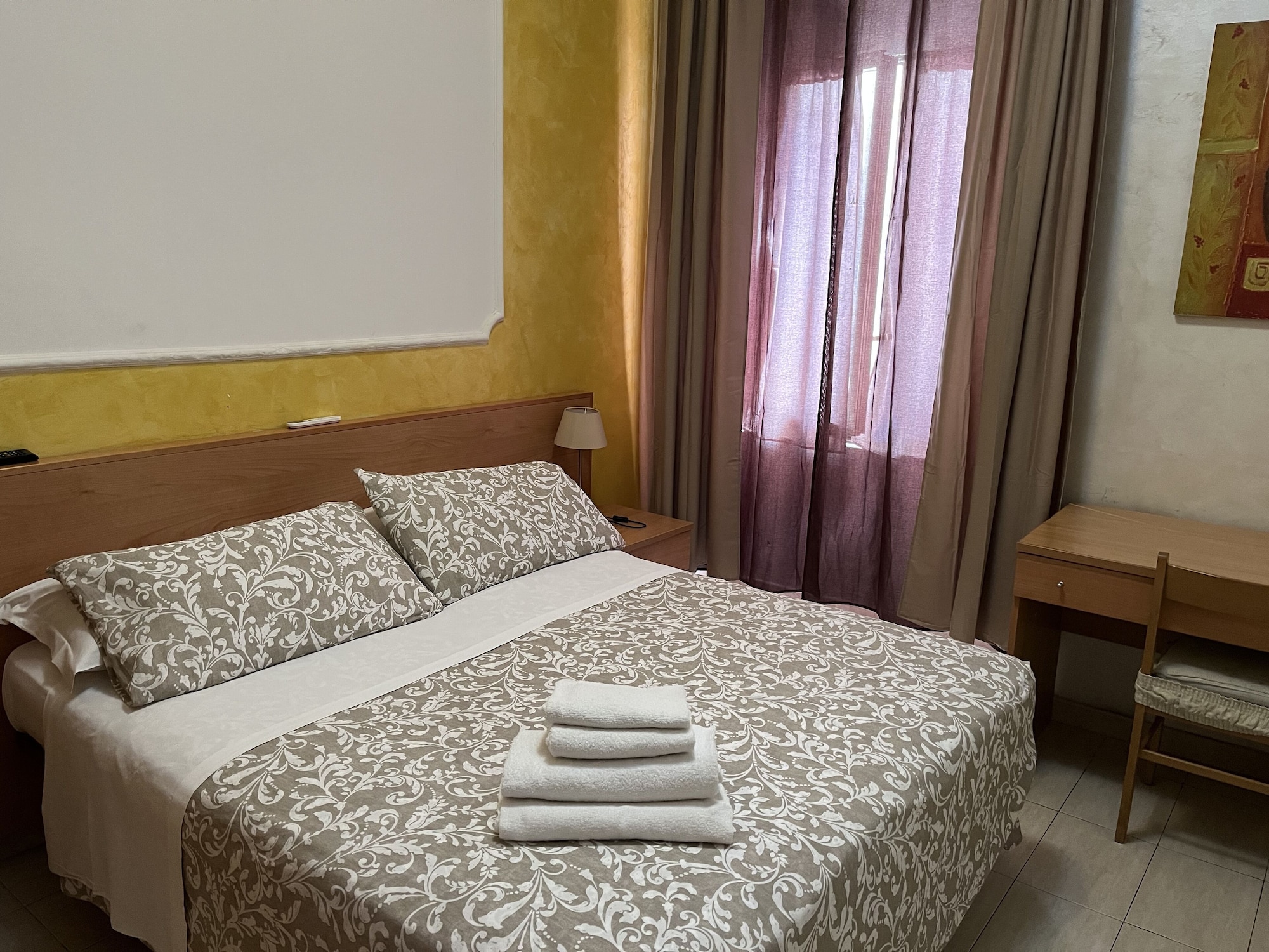 ROOM, DOUBLE OR TWIN BED