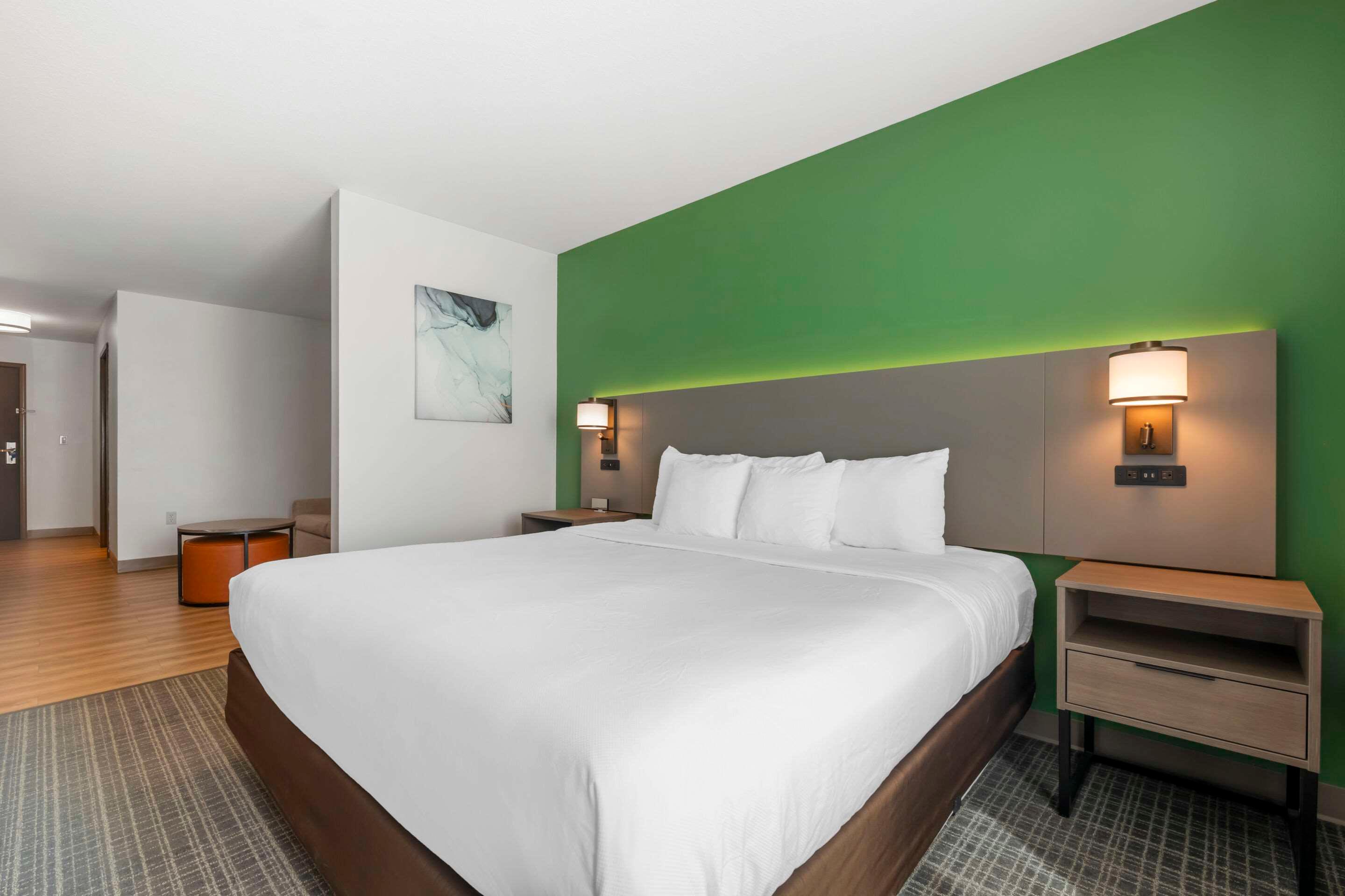 BUSINESS, SUITE, KING BED, ACCESSIBLE