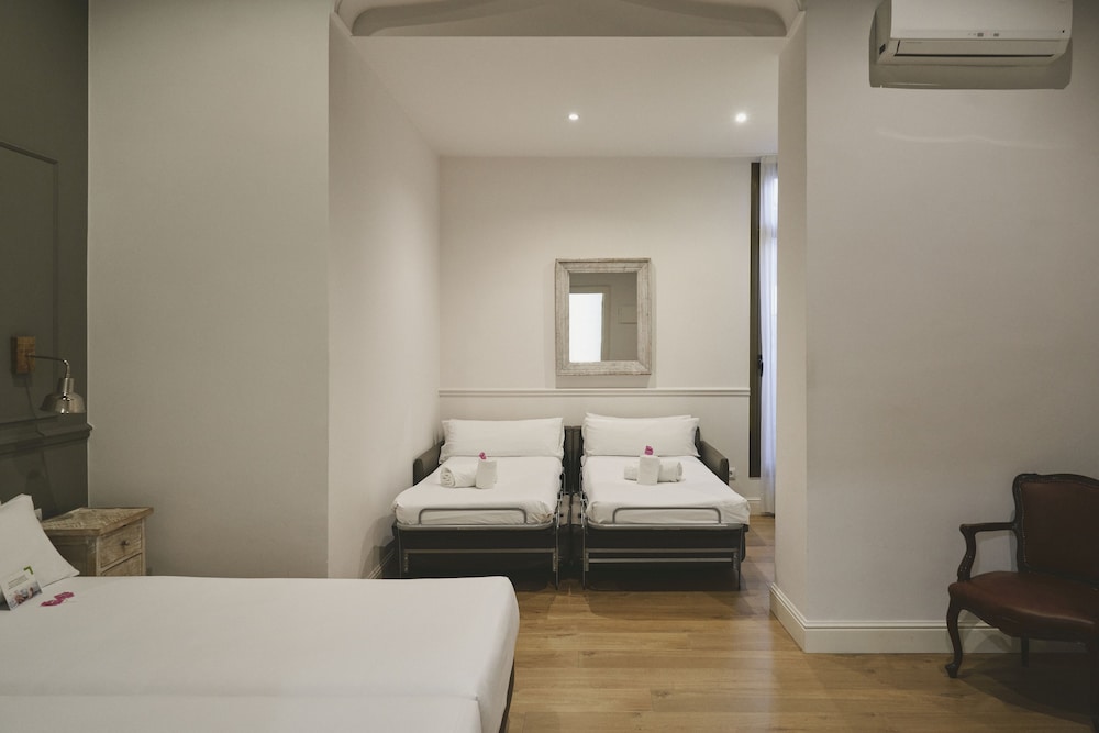 ROOM, QUADRUPLE